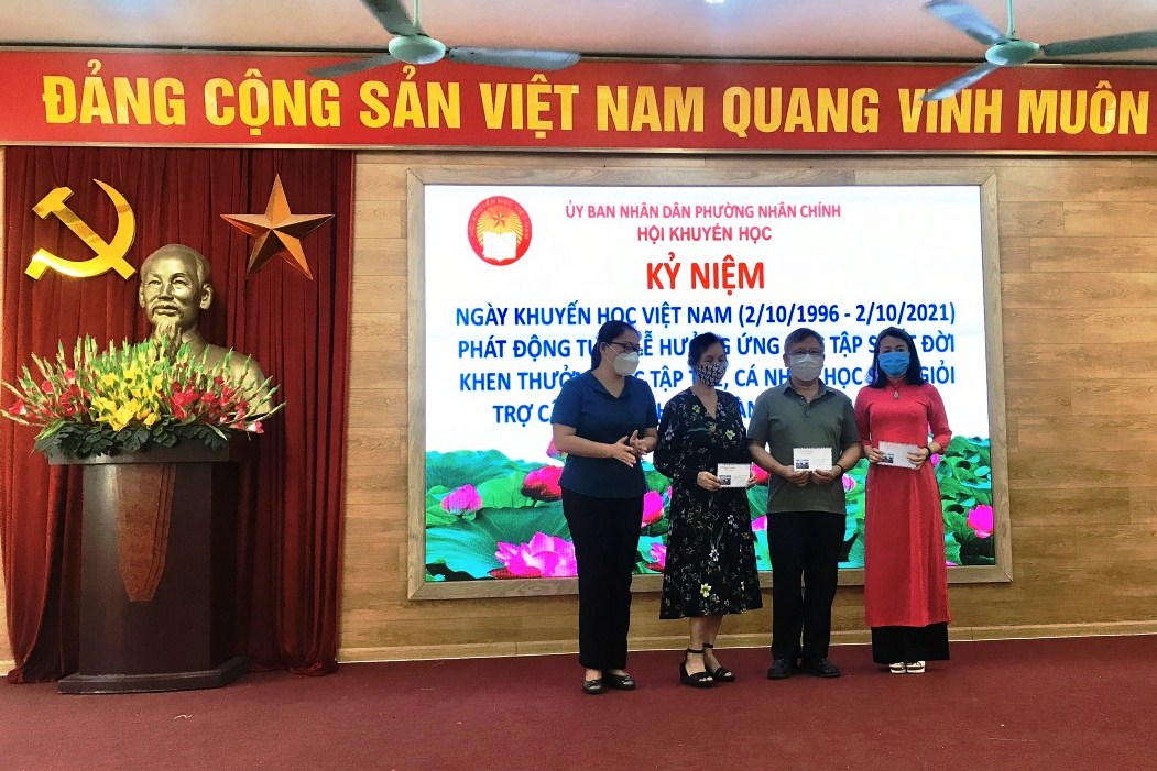 Bà Nguyễn Thị Nhung - Bí thư Đảng ủy phường Nhân Chính trao thưởng cho các đơn vị tập thể và cá nhân có thành tích xuất sắc