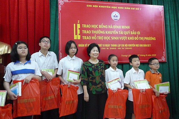 Trao thưởng cho học sinh giỏi tại khu dân cư 7 phương Trung Liệt, quận Đống Đa