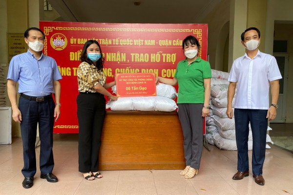 Hội Khuyến học quận trao tặng 6 tấn gạo cho các gia đình có hoàn cảnh khó khăn