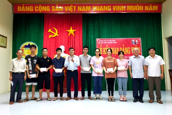 Thôn Hoàng Long, xã Tản Lĩnh tổ chức phát thưởng cho học sinh đỗ đại học năm 2021 do cụ Vũ Đài tài trợ. (Cụ Đài đứng ở thứ 2 từ phải sang)