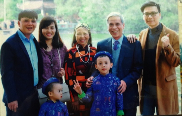 Các thành viên trong gia đình ông Nguyễn Minh Giao và bà Trần Thị Minh Kỳ