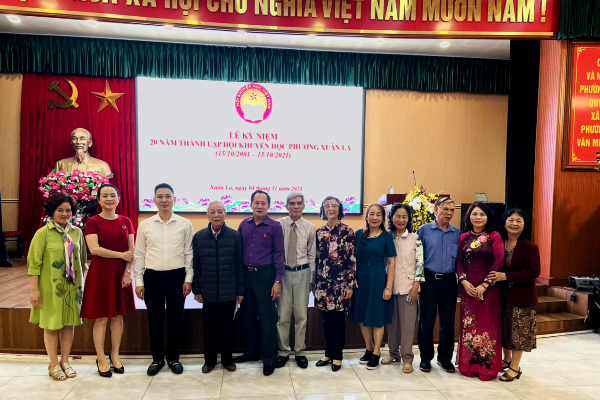 Các vị đại biểu dự Hội nghị chụp ảnh lưu niệm với Thường trực  Hội khuyến học phường Xuân La