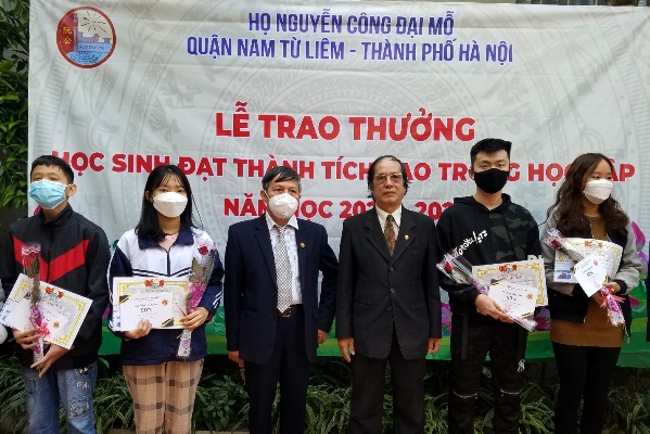 Ông Trần Quốc Sơn - Chủ tịch Hội khuyến học quận Nam Từ Liêm và Trưởng dòng họ Nguyễn Công trao thưởng cho học sinh có thành tích cao trong học tập năm học 2020 -2021.