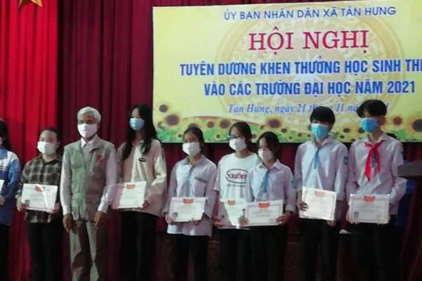 HỘI KHUYẾN HỌC XÃ TÂN HƯNG TỔ CHỨC PHÁT THƯỞNG CHO HỌC SINH