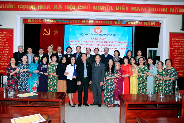 Các ông bà lãnh đạo Hội khuyến học quận Tây Hồ và phường Yên Phụ chụp ảnh với BCH Hội khuyến học phường Yên Phụ tại Hội nghị.