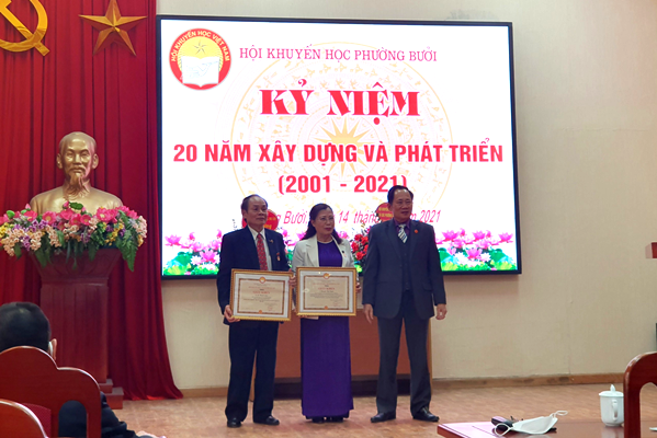 Ông Đào Duy Trung, Chủ tịch Hội khuyến học quận Tây Hồ trao Giấy khen của Hội khuyến học Hà Nội cho các cá nhân tiêu biểu tại Hội nghị