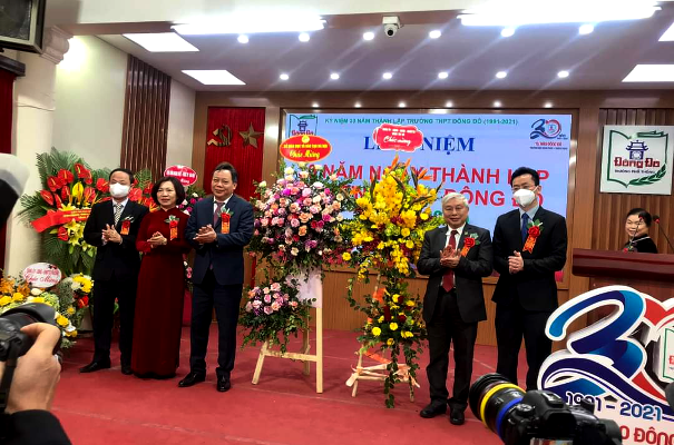 Ông Nguyễn Văn Phong - Phó Bí thư Thành ủy Hà Nội cùng các ông bà lãnh đạo của thành phố, quận Tây Hồ tặng hoa chúc mừng Hội nghị