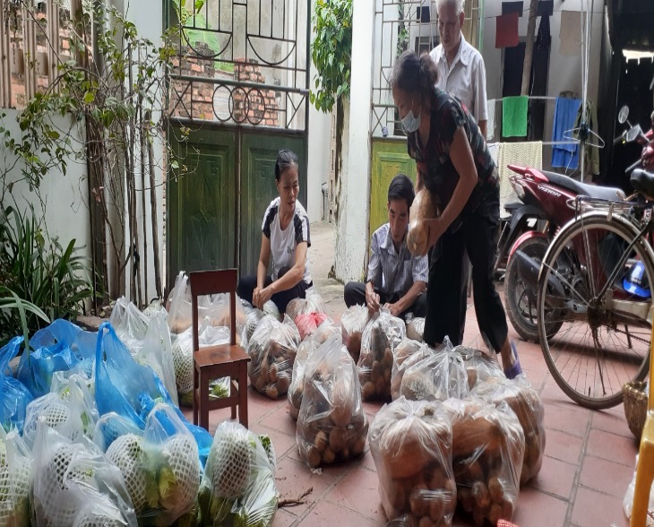 Những thiện nguyện viên của các thôn Kim Giao,Thôn Diến Táo và Thôn Thái Lai chuẩn bị rau củ quả để ủng hộ tâm dịch Thôn Bạch Trữ