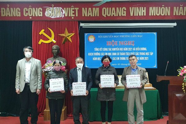 Trao thưởng cho các tập thể và cá nhân có thành tích xuất sắc năm 2021