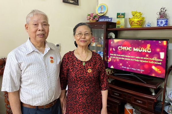 Đồng chí Hữu và vợ là đồng chí Huyên được nhận Huy hiệu Đảng đợt 19/5/2021