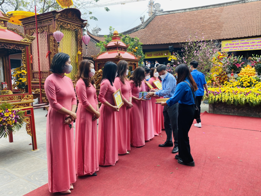 Lãnh đạo phường Nhật Tân trao phần thưởng cho những giáo viên dạy giỏi tại lễ hội