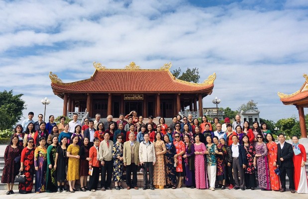 Ngày 21/10/2020 đồng chí Nguyễn Bá Linh (đứng giữa – áo trắng) thăm Nhà Bia tưởng niệm 60 TNXP hy sinh ngày 24/12/1972 tại Ga Lưu Xá, Thành phố Thái Nguyên