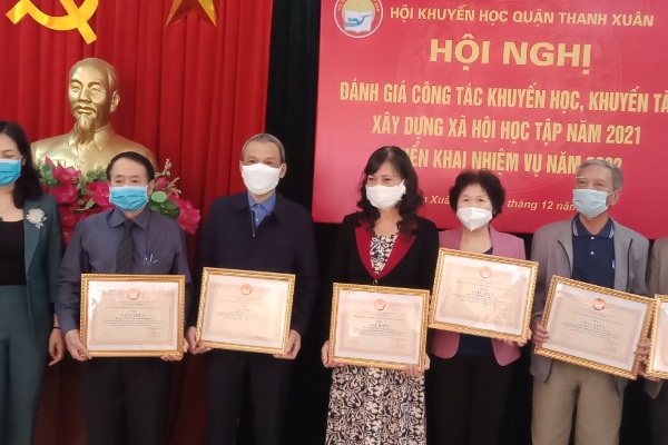 Ông Ngô Minh Thiện - Chi hội trưởng khuyến học 14 phường Khương Trung. nhận Giấy khen (Đứng thứ 2 từ trái sang)