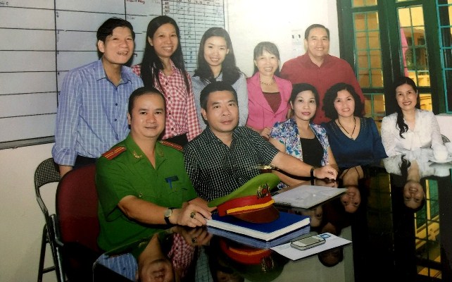 Ông Đặng Quốc Hưng (người đứng hàng cuối bên phải ảnh) Giám đốc Trung tâm Học tập cộng đồng  phường Yên Phụ