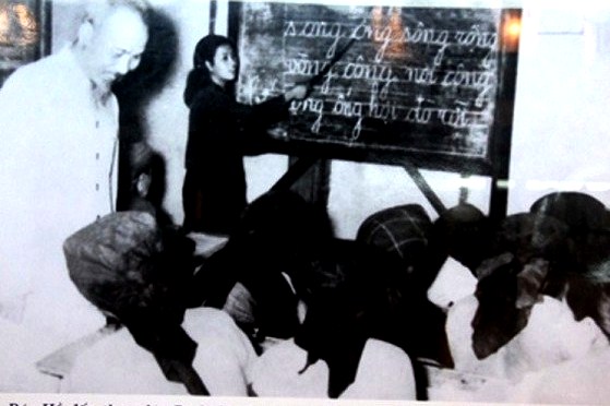 Bác Hồ đến thăm lớp bình dân học vụ phường Lương Yên, Hà Nội ngày 27-5-1956