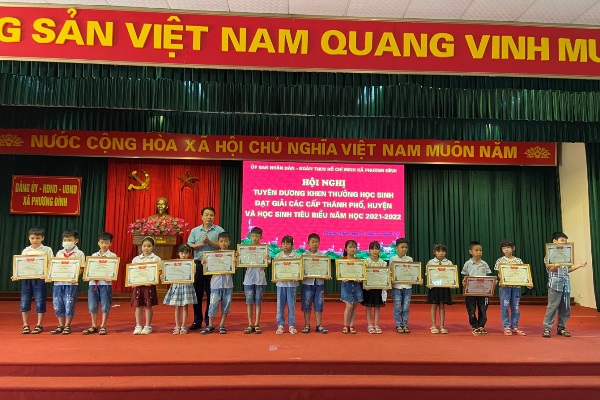 Trao thưởng cho học sinh có thành tích xuất sắc trong học tập rèn luyện