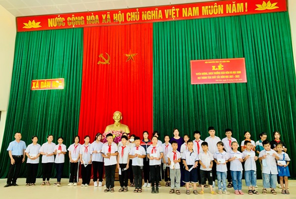 Trao thưởng cho học sinh có thành tích xuất sắc trong học tập, rèn luyện