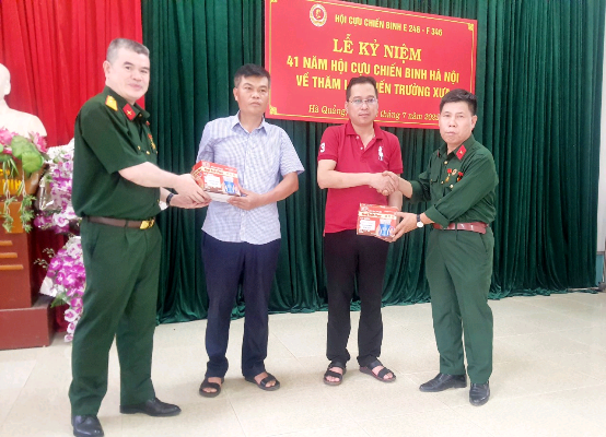 Ông Vũ Đức Hoan CCB Trung đoàn 246, thay mặt  Hội Khuyến học Phương Mai tặng quà cho 2 trường Tiểu học PácBó và trường Đàm Minh Viễn huyện Hà Quảng tỉnh Cao Bằng
