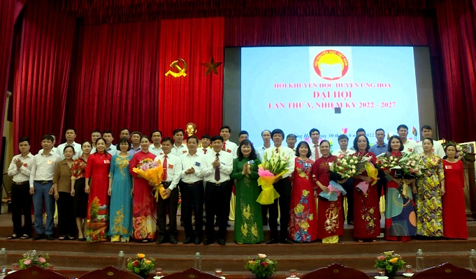 Các ông bà lãnh đạo HKH thành phố Hà Nội và huyện Ứng Hòa chụp ảnh lưu niệm với Ban chấp hành Hội khuyến học huyện Ứng Hòa nhiệm kỳ 2022-2027