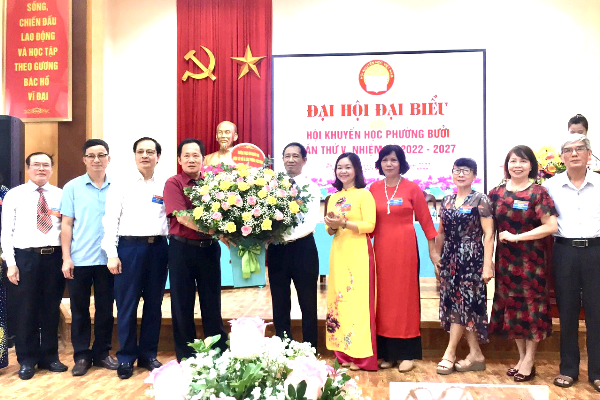 Thường trực HKH quận và Chủ tịch Hội khuyến học các phường tặng hoa chúc mừng Đại hội Hội khuyến học phường Bưởi.