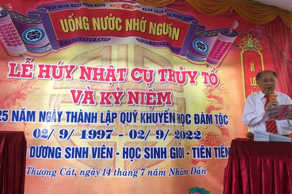 Trưởng tộc họ Đàm phát biểu ý kiến trong ngày húy nhật cụ tổ và biểu dương khen thưởng học sinh có thành tích học tập rèn luyện xuất sắc trong dòng họ.