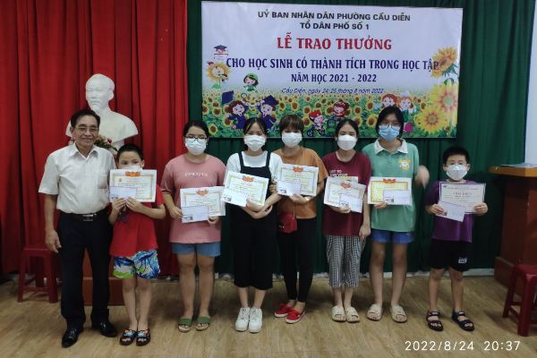 Trao thưởng tối ngày 24/8/2022 tại nhà Văn hóa phường Cầu Diễn