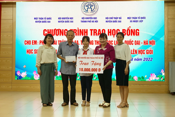 Bà Nguyễn Thị Ngọc Minh đại diện Hội Khuyến học Hà Nội trao hỗ trợ học bổng cho em Phạm Thái Trân