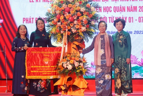 Gs.Ts Nguyễn Thị Doan - Nguyên Phó Chủ tịch nước - Chủ tịch TW Hội Khuyến học Việt Nam cùng các đại biểu dự lễ.