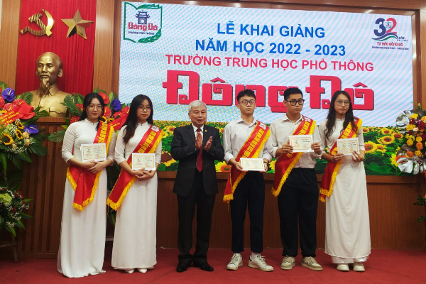 Ông Võ Thế Quân, Chủ tịch Hội khuyến học trường THPT Đông Đô trao học bổng cho các học sinh thi tốt nghiệp đạt điểm cao trong lễ khai giảng năm học 2022 - 2023