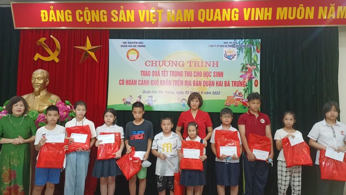 Trao quà Trung Thu cho các học sinh có hoàn cảnh khó khăn