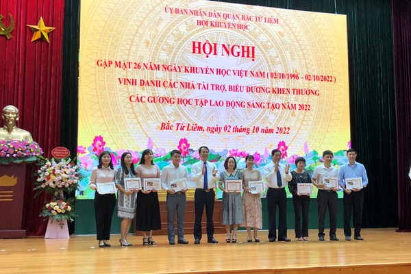 Ông Lưu Ngọc Hà - Phó Bí thư quận ủy, Chủ tịch UBND quận và ông Nguyễn Văn Việt - Chủ tịch Hội khuyến học quận trao thưởng cho các tấm gương học tập rèn luyện xuất sắc