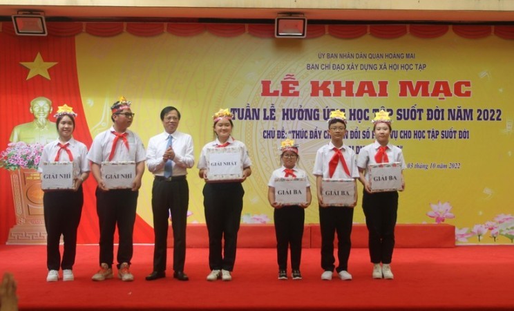 Lãnh đạo quận Hoàng Mai trao phần thưởng cho các em học sinh đạt giải cuộc thi tìm hiểu về Tuần lễ học tập suốt đời năm 2022.