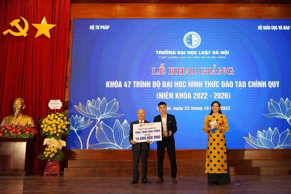 TS Đoàn Trung Kiên Hiệu Trưởng Trường Đại học Luật Hà Nội trao thưởng cho SV nhiều tuổi nhất Trường nhưng kết quả học tập các môn học đều.... tốt