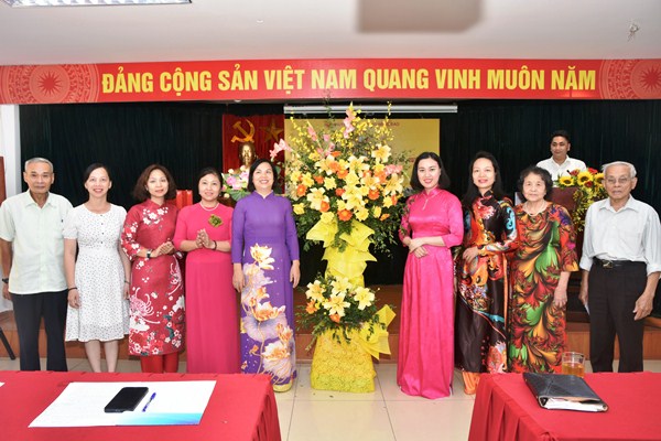 Tặng hoa cho Hội khuyến học phường Hàng Đào