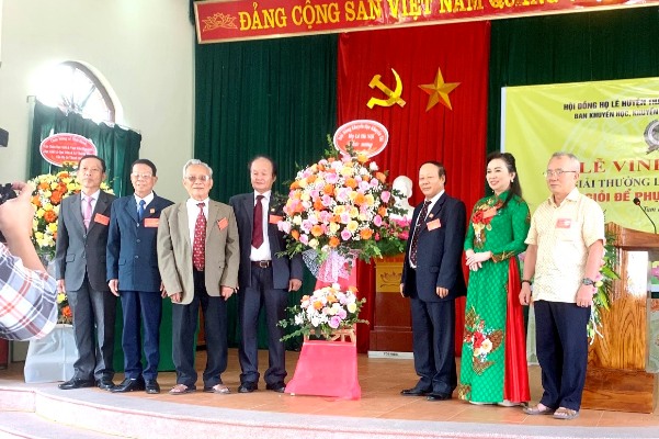 Ban khuyến học Dòng tộc họ Lê huyện Thanh Oai nhận hoa chúc mừng