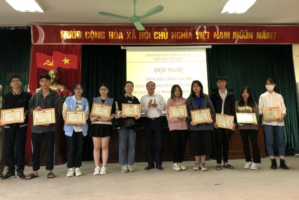 Chi hội khuyến học tổ dân phố Nhật Tảo 4 tặng quà cho các cháu học sinh tiêu biểu