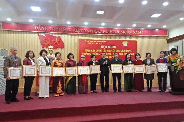 Ông Nguyễn Hoàng Giáp - TVQU, Phó Chủ tịch UBND quận trao tặng Giấy khen của UBND quận cho các tập thể và cá nhân có thành tích xuất sắc trong năm 2022 về công tác khuyến học, khuyến tài, xây dựng XHHT