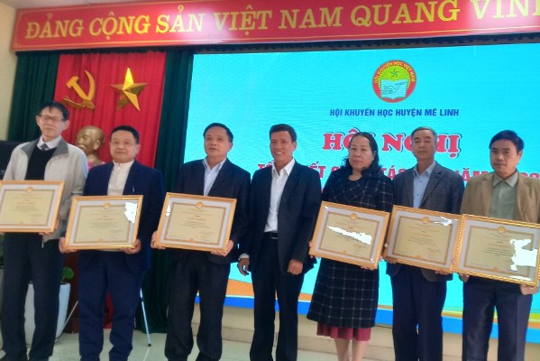 Trao thưởng cho các tập thể và cá nhân có thành tích năm 2022