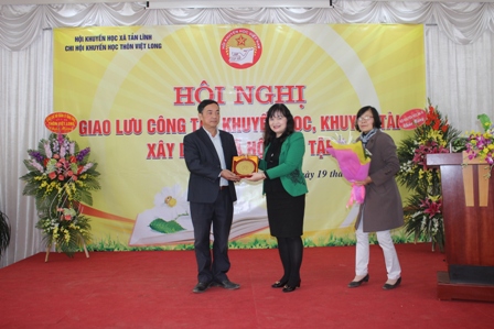 Bà Nguyễn Thị Ngọc Minh - UV Ban Thường vụ Trung ương Hội khuyến học Việt Nam, Chủ tịch Hội khuyến học Hà Nội trao tặng Logo và hoa cho chi hội thôn