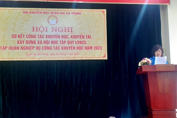 Bà Trương Hồng Diệp - Chủ tịch Hội Khuyến học quận, trình bày Báo cáo