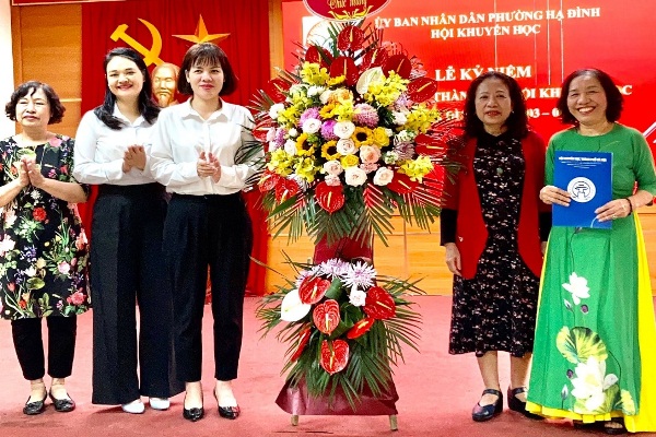 Thường trực hội khuyến học quận và Lãnh đạo Đảng ủy, UBND, MTTQ phường Đến dự và tặng hoa chúc mừng Hội khuyến học
