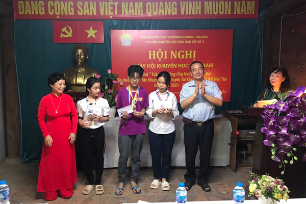 Bà Lê Thị Ngọc Diệp phó chủ tịch Hội khuyến học phường Khương Thượng trao thưởng cho các cháu Trương thị Sao Mai, Trần Quang Minh, Nguyễn Anh Thư chi Hội Khuyến học KDC số 3 nhân ngày hội Khuyến học Việt Nam