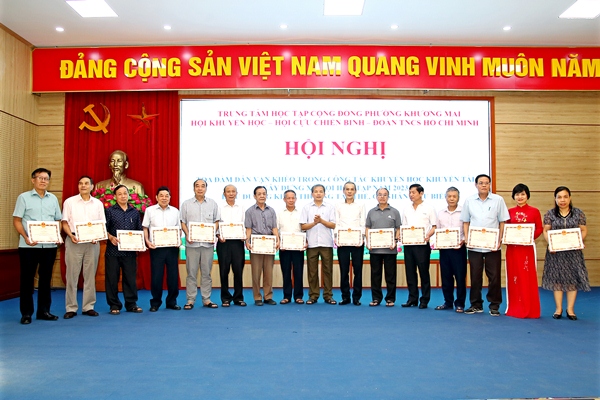 Đồng chí Nguyễn Hữu Ngọ- Đảng ủy viên, Chủ tịch hội Cựu chiến binh trao tặng Giấy khen của UBND Phường cho các tập thể có thành tích xuất sắc trong sơ kết 3 năm.
