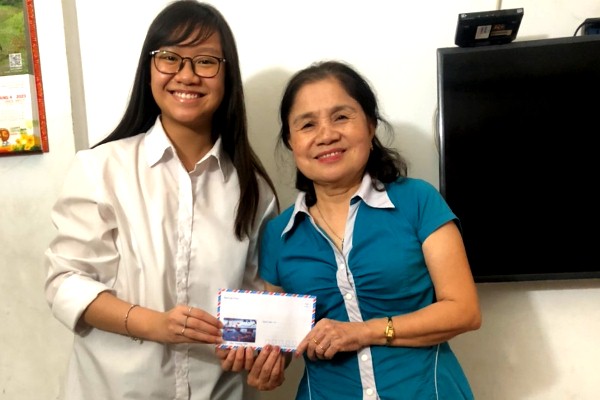 Bà Nguyễn Thị Phượng trao tặng kinh phí giúp các cháu học sinh vượt qua khó khăn để học tập tốt