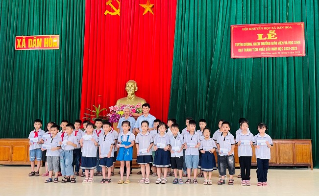 Trao thưởng cho học sinh có thành tích xuất sắc