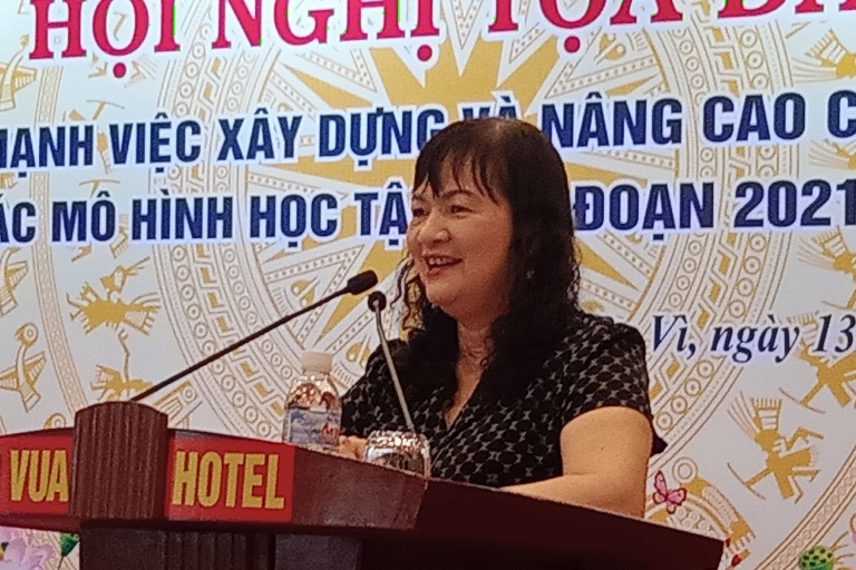 Bà Nguyễn Thị Ngọc Minh - UVTV HKH Việt Nam, Chủ tịch HKH Hà Nội trình bày báo cáo đề dẫn