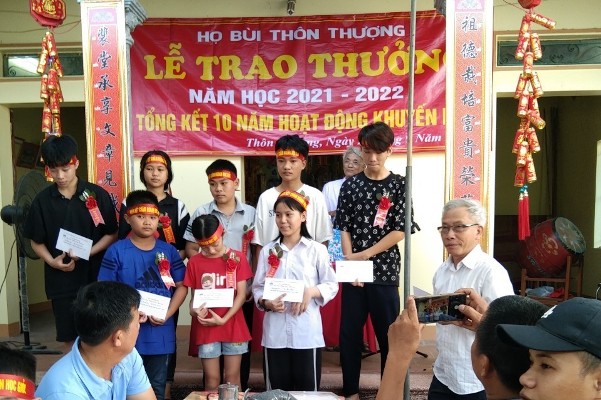 Ông Nguyễn Đức Hồng - Phó trưởng ban khuyến học dòng họ phát biểu trong ngày lễ trao thưởng cho các cháu