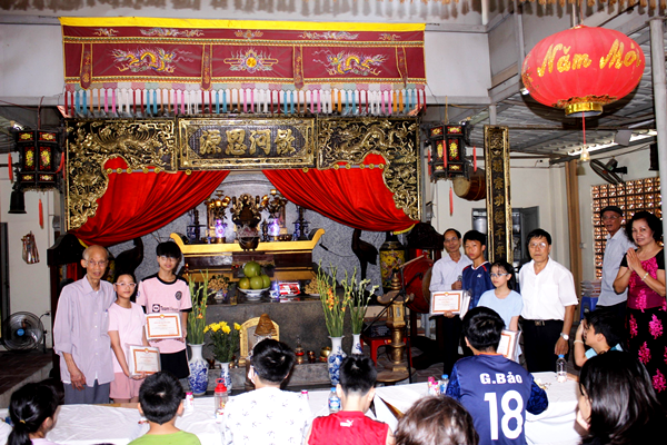 Ông Nguyễn Thanh Liêm – Phó chủ tịch HKH quận Cầu Giấy về dự và cùng trao thưởng cho các cháu tại dòng họ Nguyễn Công