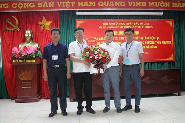 Các đồng chí lãnh đạo phường Thụy Phương tặng hoa cảm ơn Công ty cổ phần xây dựng Mê Kông