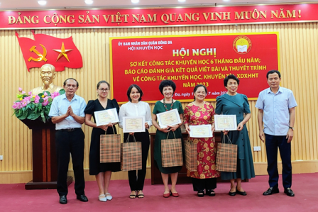 Ông Phan Lạc Sắc - UVTV- Trưởng Ban TTTT Hội Khuyến học Hà Nội và ông Nguyễn Thanh Tùng - UVTV Quận uỷ viên- Phó Chủ tịch UBND quận Đống Đa trao Giấy công nhận, tiền thưởng và quà cho các tác giả đạt giải A viết và thuyết trình về khuyến học, khuyến tài,